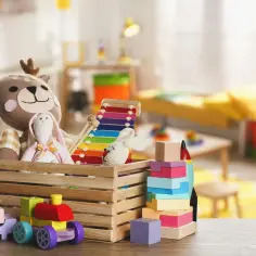 Zabawki w skrzynce, w tym pluszowy jeleń i królik, dają do myślenia, czy dezynfekcja parowa zabawek dziecięcych jest bezpieczna dla plastiku.
