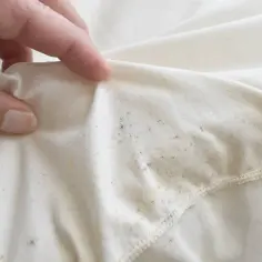 Szare plamy na białych ubraniach? Poznaj prawdziwe powody dla których pralka brudzi ubrania szarymi plamami.