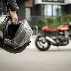 Bezpieczna jazda: jak dobrać kask i oświetlenie do motocykla