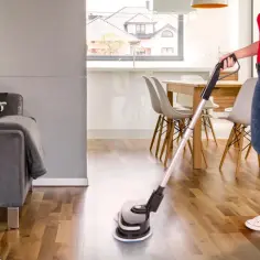 Jaki mop parowy do drewnianej podłogi? Wybierz mądrze, uniknij uszkodzeń