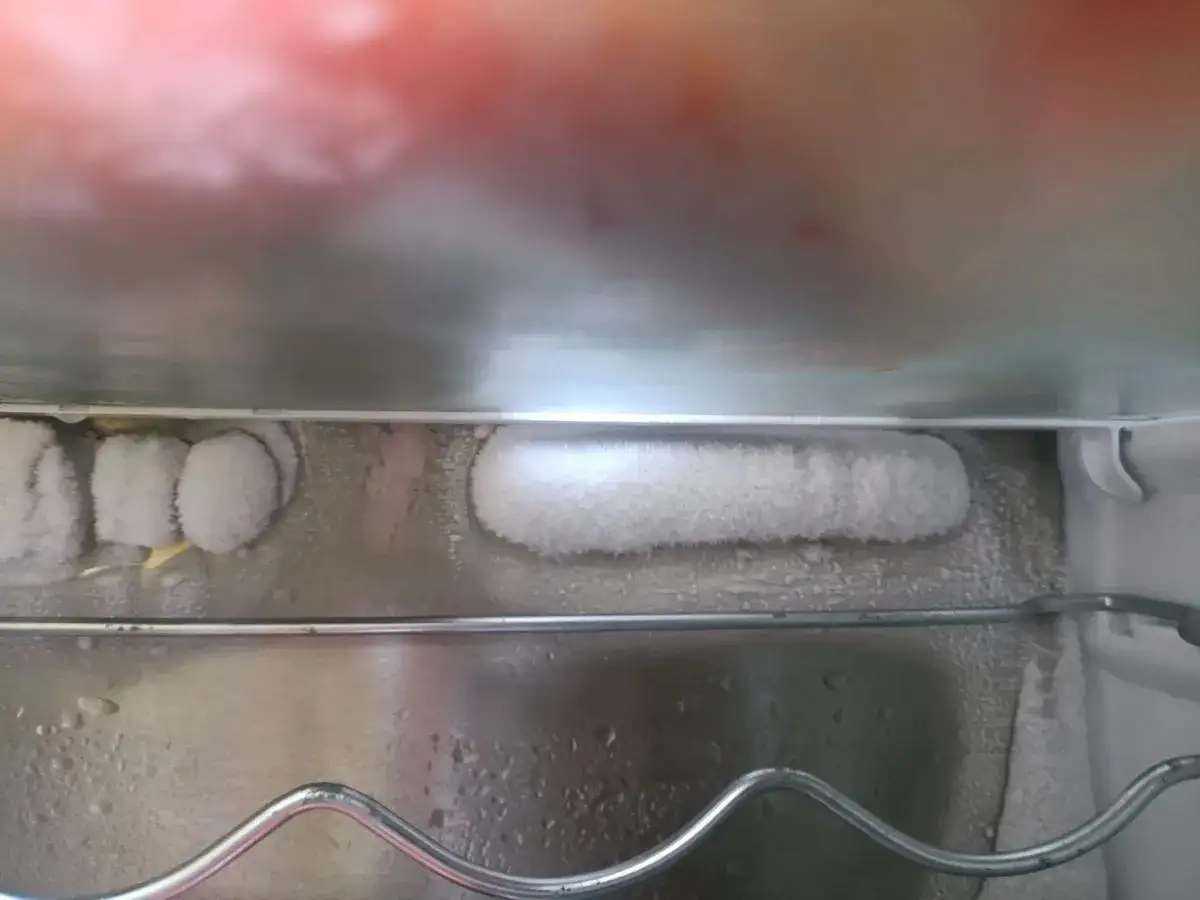 Lód i woda w lodówce no-frost to sygnał, że coś jest nie tak. Zastanawiasz się, dlaczego lodówka no-frost głośno chodzi i zbiera się w niej woda?