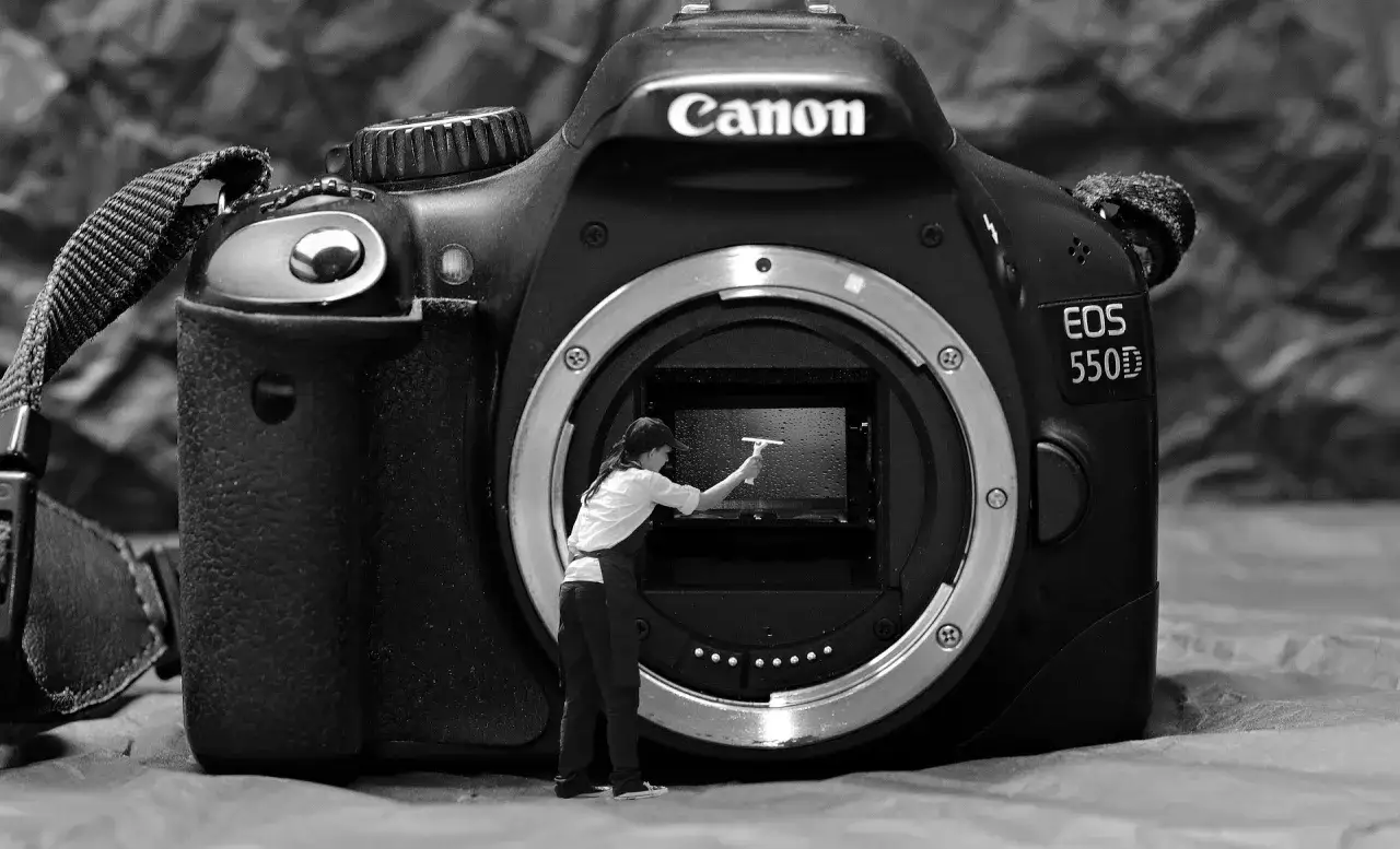 Miniaturka czyści matrycę aparatu Canon EOS 550D. Czy czyszczenie matrycy aparatu domowym sposobem jest bezpieczne?