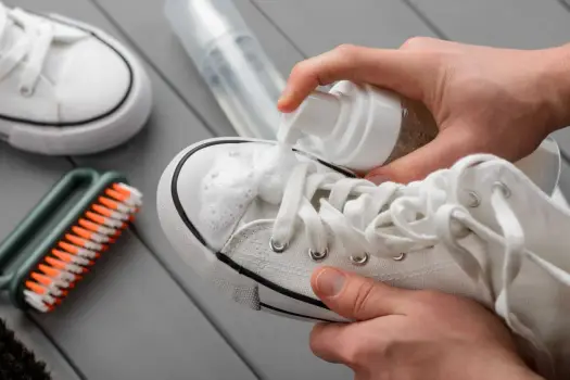 Białe trampki: Jak czyścić bezpiecznie i bez ryzyka rozklejenia?